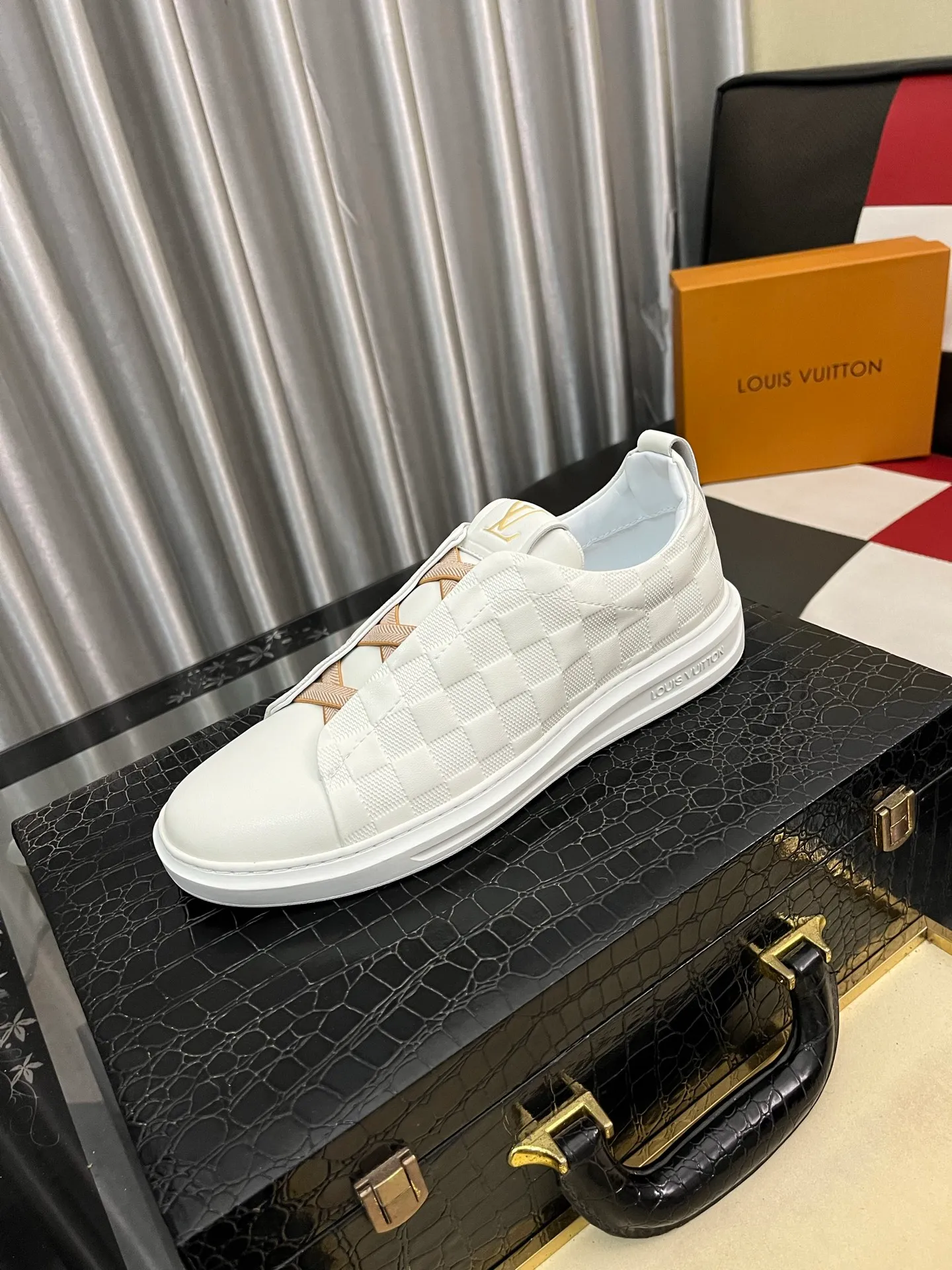 Men's shoes💰: 438⌚️⌚️"Loui* Vuitto*" LV's new Gaobang sports and casual shoes, imported first-layer cowhide ➕ imported sheepskin lining, high-end and comfortable, original outsole is light and wear-resistant! Purely handmade, details determine quality! Size 38-444️⃣Colors available